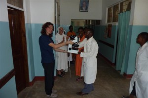 La consegna del microscopio a Jacobo (febbraio 2011)